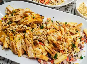 Китайский салат с курицей, омлетом и ореховым соусом