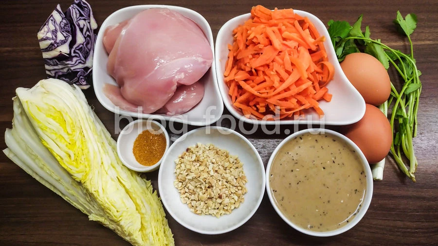 Китайский салат с курицей, омлетом и ореховым соусом