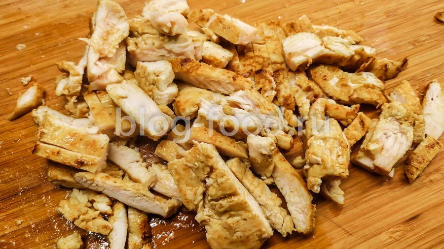 Китайский салат с курицей, омлетом и ореховым соусом