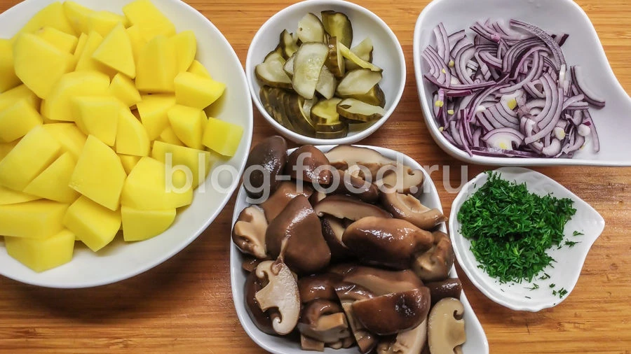Картофельный салат с маринованными груздями