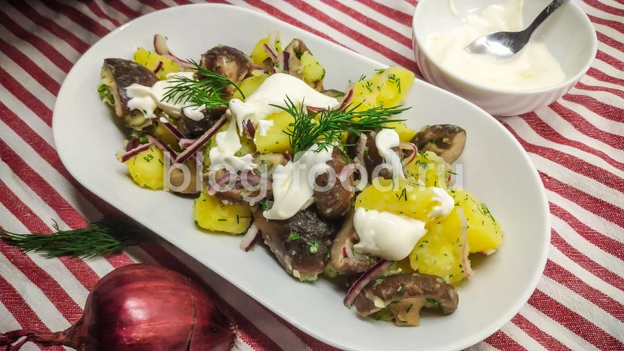 Картофельный салат с маринованными груздями