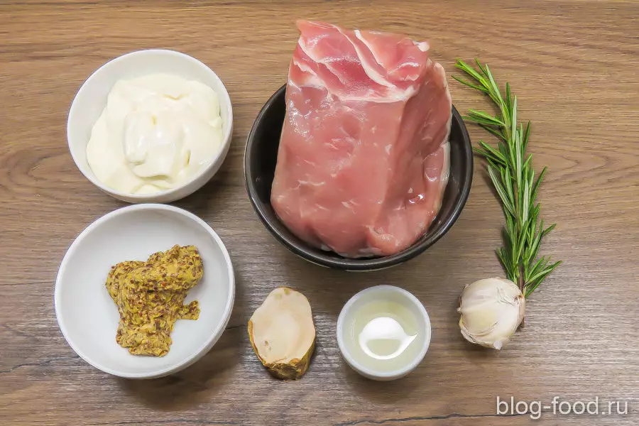 Свинина, запечённая с чесноком и розмарином