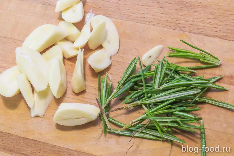 Свинина, запечённая с чесноком и розмарином
