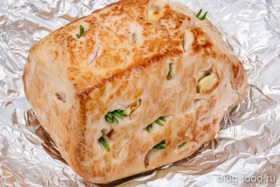 Свинина, запечённая с чесноком и розмарином