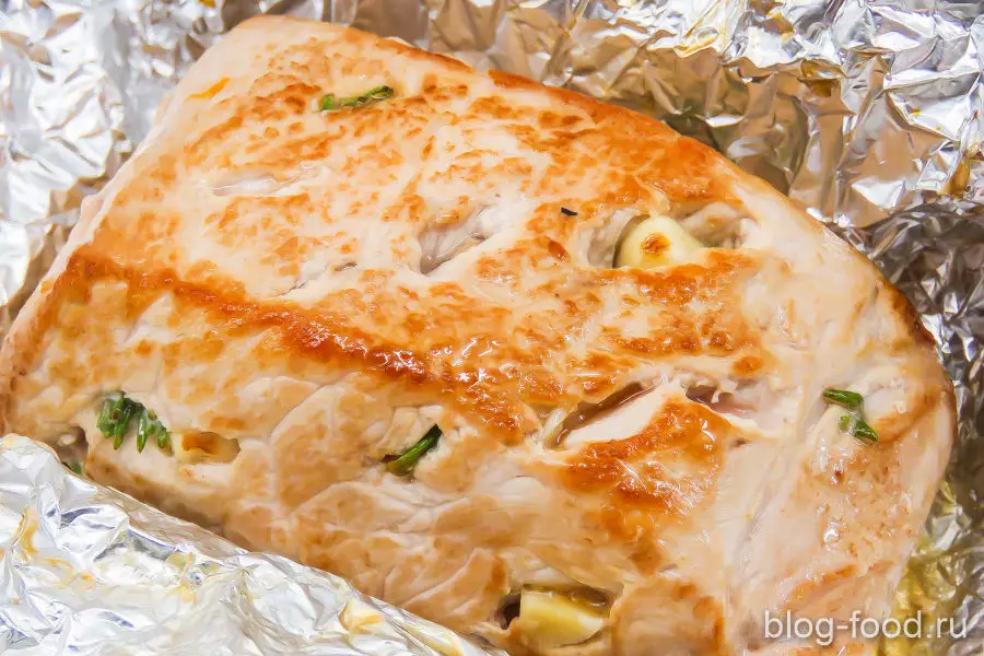 Свинина, запечённая с чесноком и розмарином