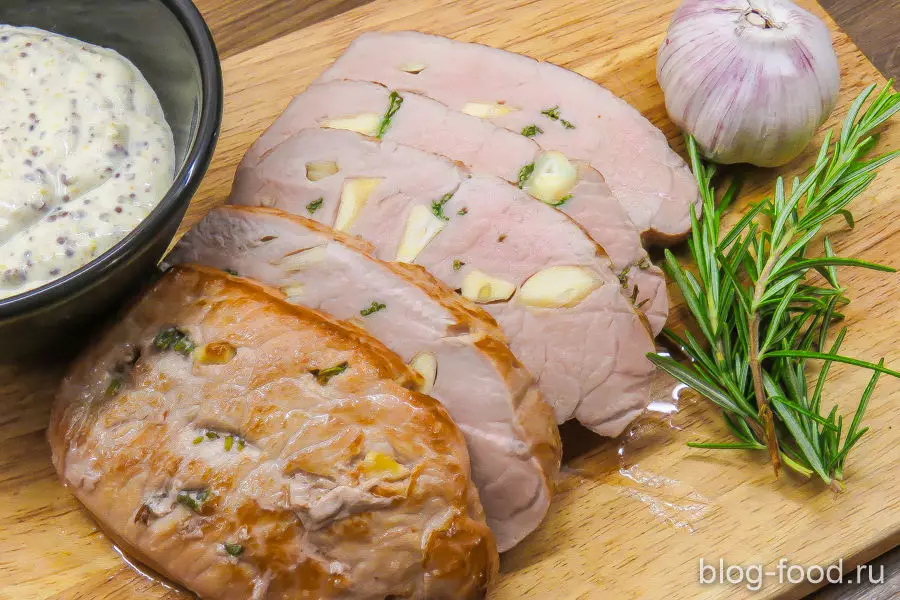 Свинина, запечённая с чесноком и розмарином