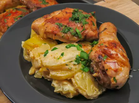 Курица с картошкой, запеченные под сливочным соусом