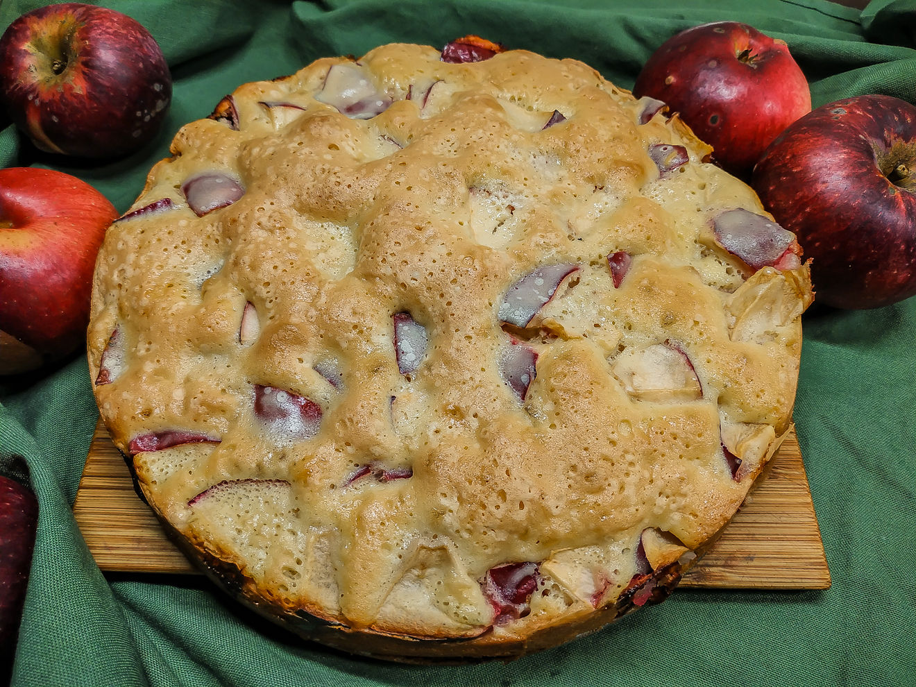 Приготовление пирог яблоками в духовке. Шарлот яблочный. Пирог шарлотка с яблоками. Шарлотка пышная с яблоками.