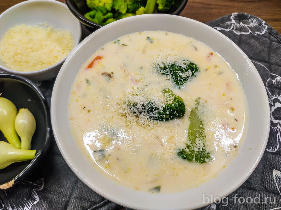 Грибной суп с плавленым сыром и пастой
