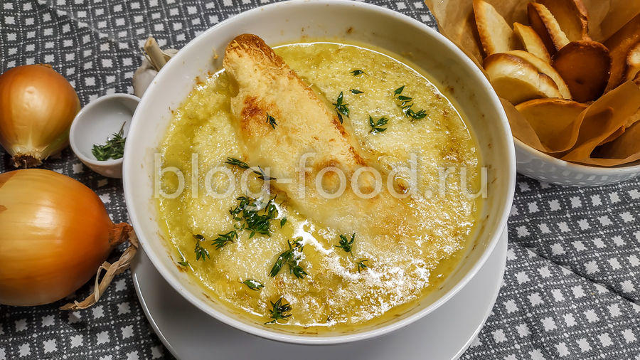 Луковый суп с крутонами и тимьяном