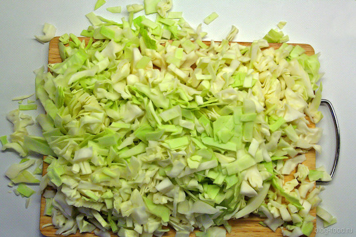 Солянка из капусты с колбасой на сковороде