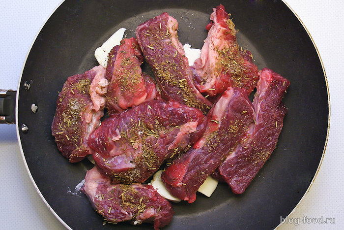 Жареная говядина с луком на сковороде - рецепт с фото пошагово