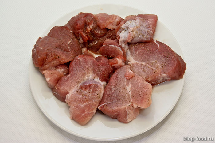 Свинина жареная кусочками с луком на сковороде: рецепт с фото