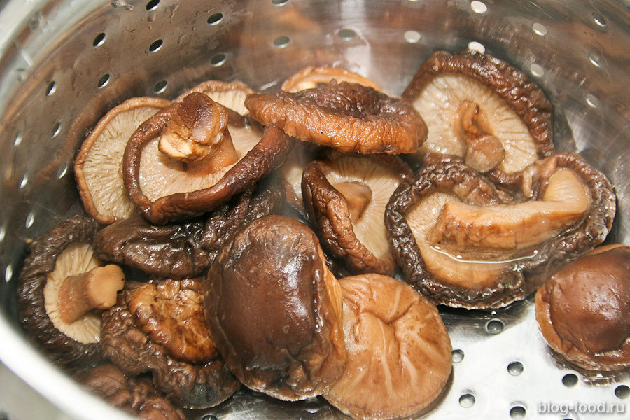 Свиные отбивные с запечёнными перцами и грибами