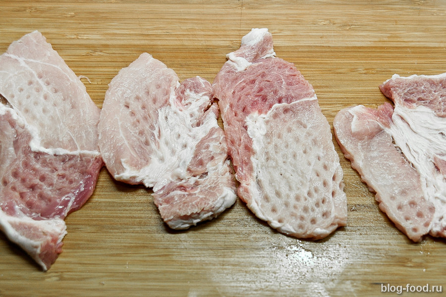 Свиные отбивные с запечёнными перцами и грибами