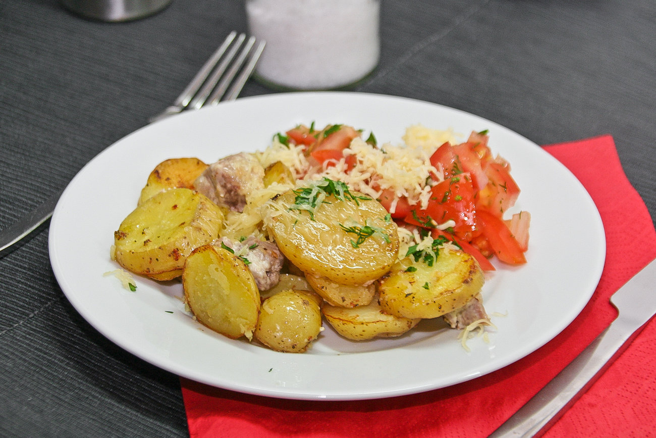 Рецепт слоеной картошки с мясом. Свинина с картошкой. Картофель с мясом. Свинина запеченная с картофелем. Слоеная картошка.