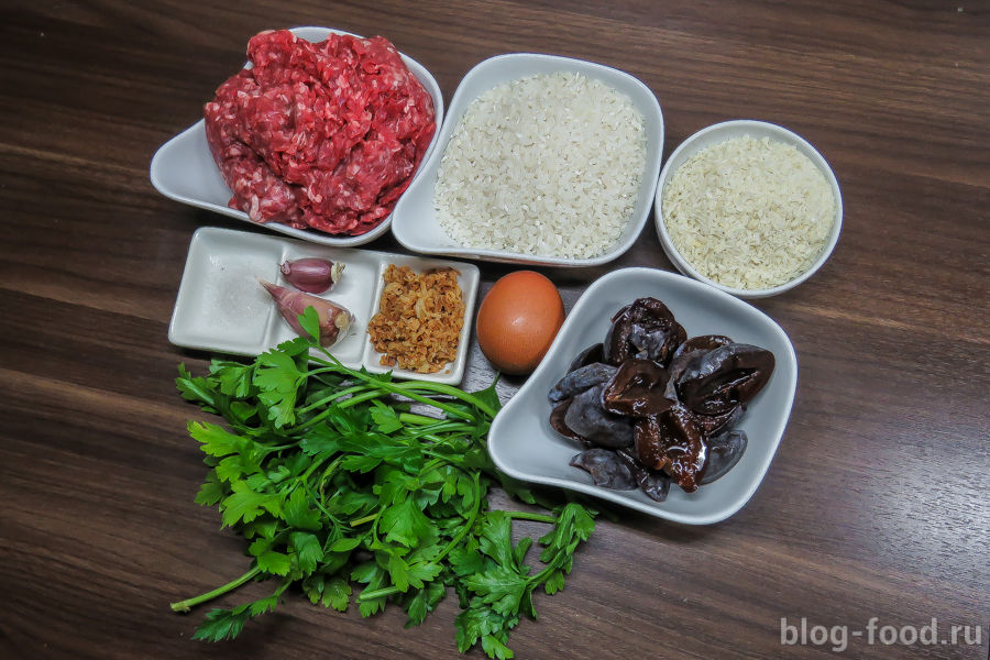 Мясной рулет с рисом и сливовым соусом