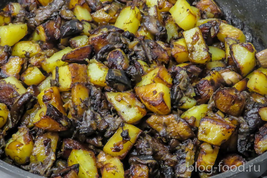 Жареная картошка с луком и грибами – пошаговый рецепт приготовления с фото