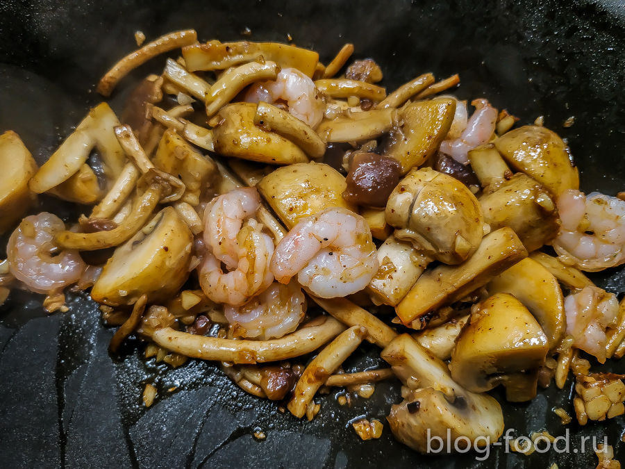Креветки в соусе песто с грибами
