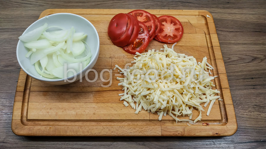Мясо под майонезом с помидорами и сыром