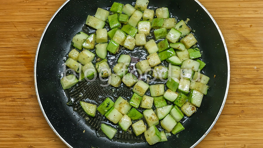 Лосось с тёплым салатом из кабачка