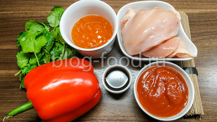 Лапша с курицей в сладком тайском соусе