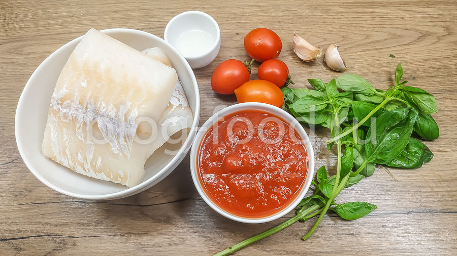 Треска, запечённая в томатном соусе