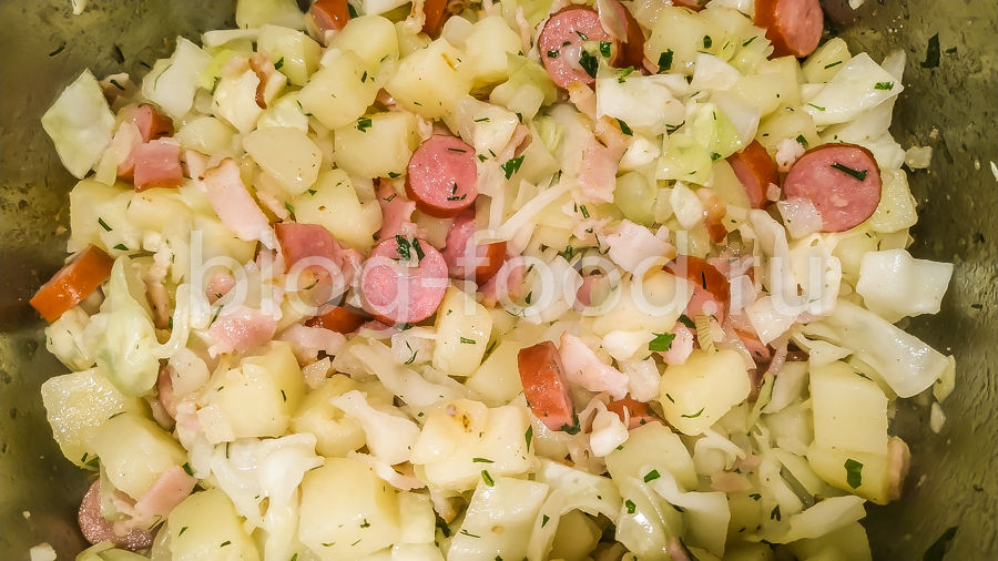Тушёная капуста с картошкой и колбасками