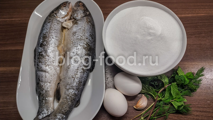 Рыба, запечённая в соли в духовке - Лайфхакер