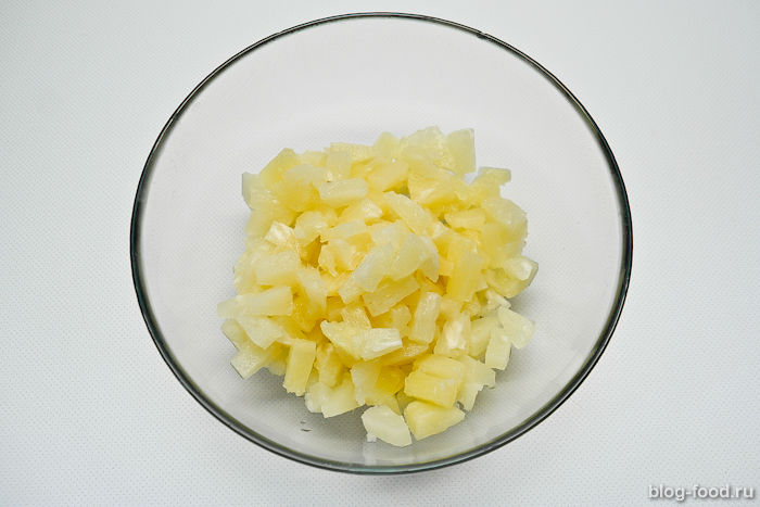 Салат из ананаса, сыра и чеснока