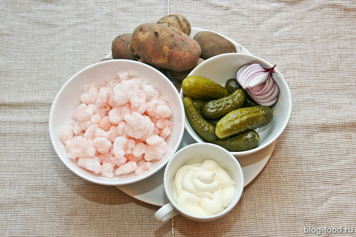 Картофельный салат с солеными огурцами и кукурузой
