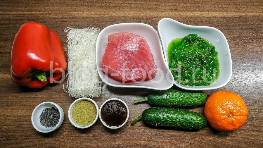 Тёплый азиатский салат с тунцом