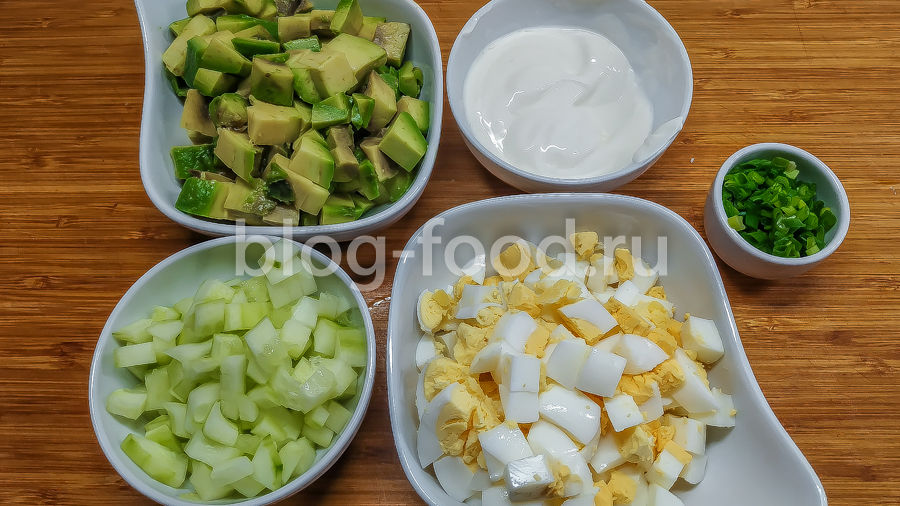 Салат из авокадо с огурцом