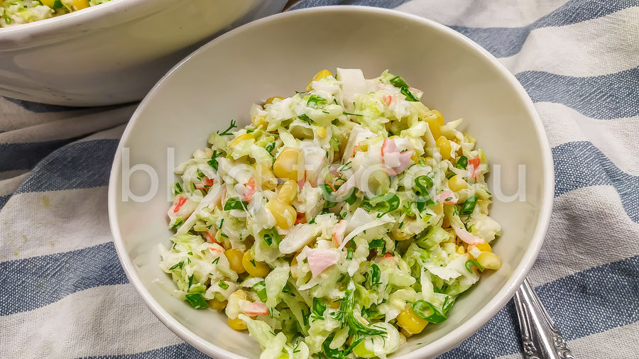 Крабовый салат с капустой и огурцами