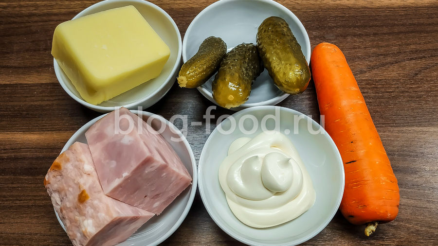 Салат с маринованными огурцами и сыром