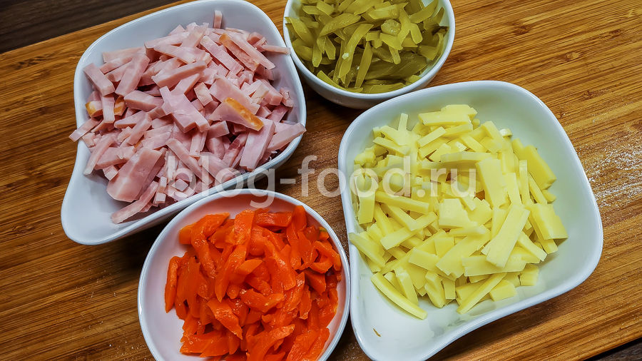 Салат с ветчиной, сыром и огурцом