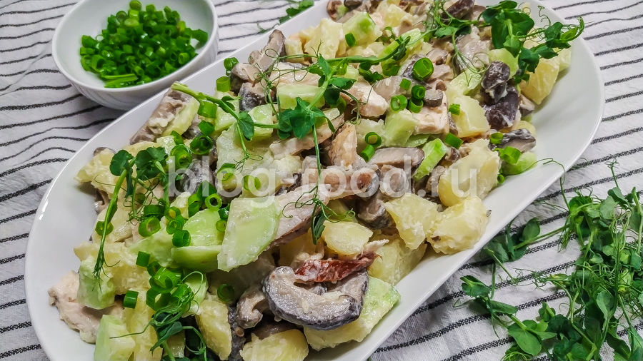 Салат из свинины с огурцом и грибами