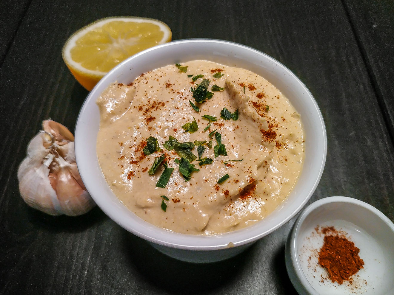 Приготовление тахини. Хумус с тахини. Нутовая паста хумус. Еврейская кухня хумус. Хумус тхина пита.